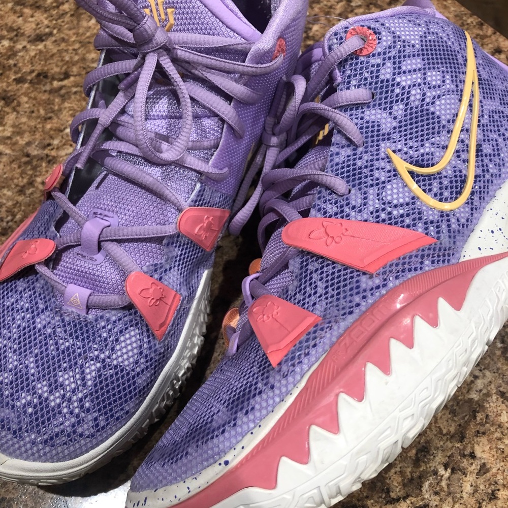 Kyrie basketball shoes. Worn a few times. Excellent condition. Size 8.5